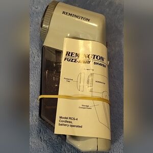 Remington Fuzz-Away Shaver - Black and White